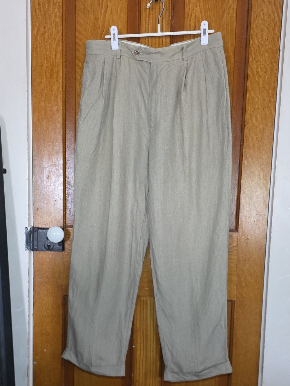 Banana Republic Men's Pleated Linen Chinos in Light Khaki